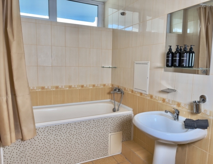 Улучшенный Семейный 4-местный 1-комнатный корпус 1 - Санаторий «Голубая волна» Алушта